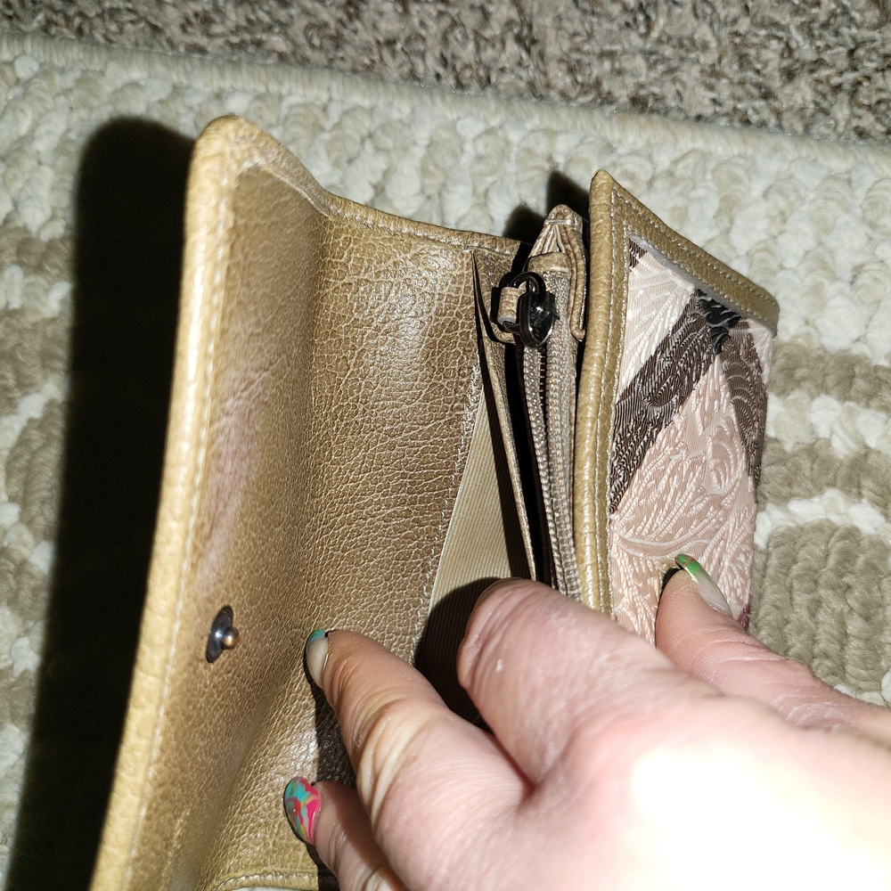 Very gently used and taking care of Burberry authentic wallet - Picture 4 of 7